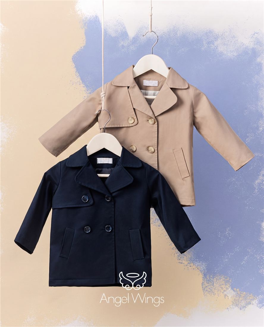 Zwei Mäntelchen für Jungs auf Bügeln: Trenchcoat in Beige und Mantel in Marineblau