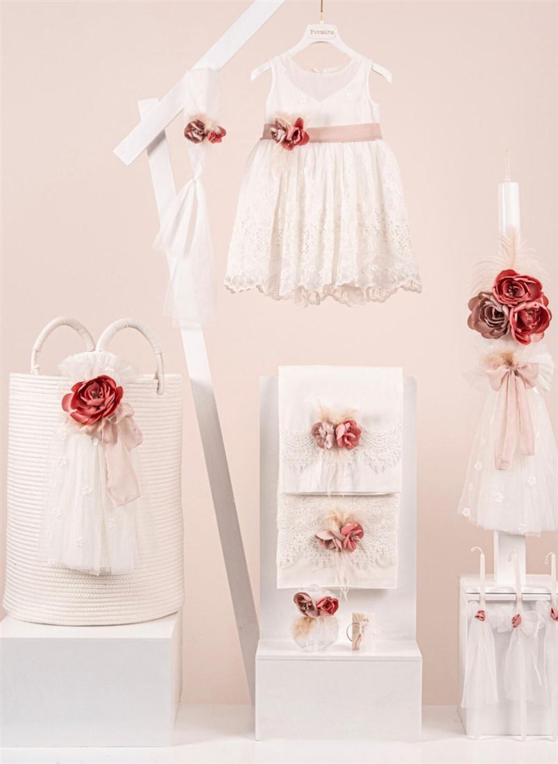 Taufset für Mädchen in Rosé: weißes Spitzenkleid mit rosa Blütengürtel, Taufkerze mit Rosen, Körbchen und bestickte Handtücher