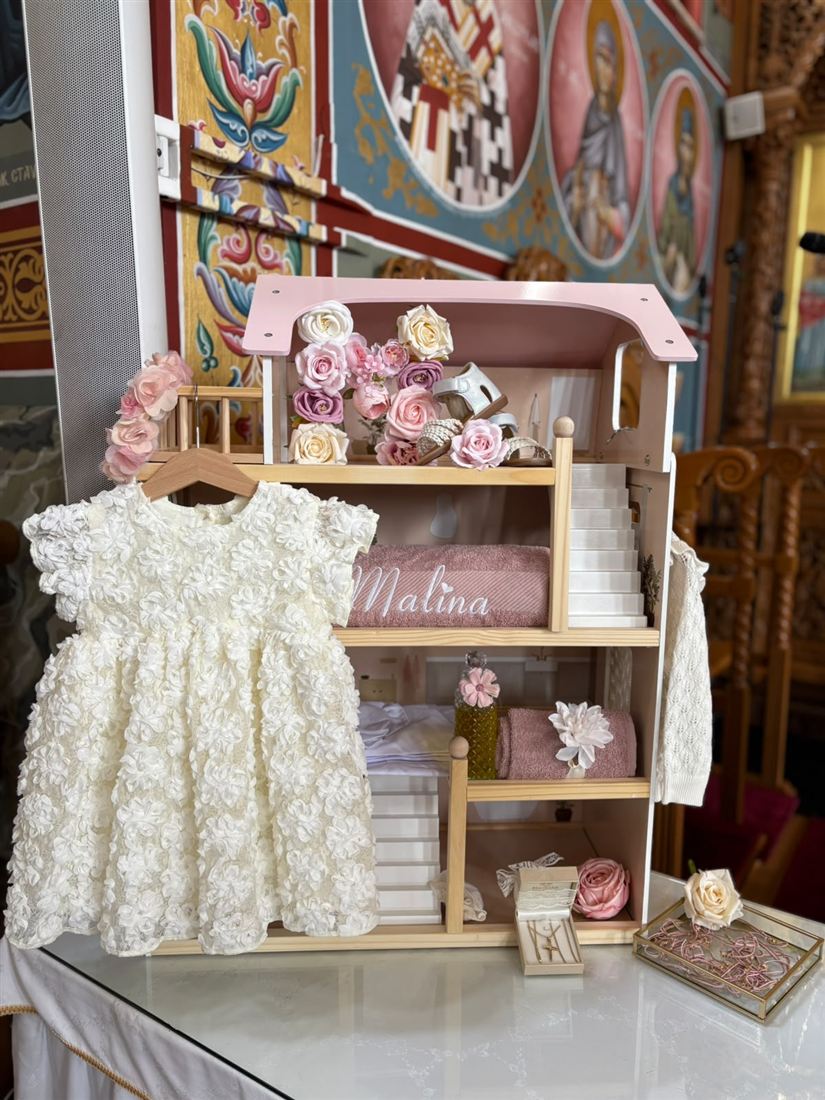 Personalisiertes Taufset im Setzkasten: cremefarbenes Taufkleid mit Blütenapplikationen und besticktes Handtuch mit dem Namen Malina